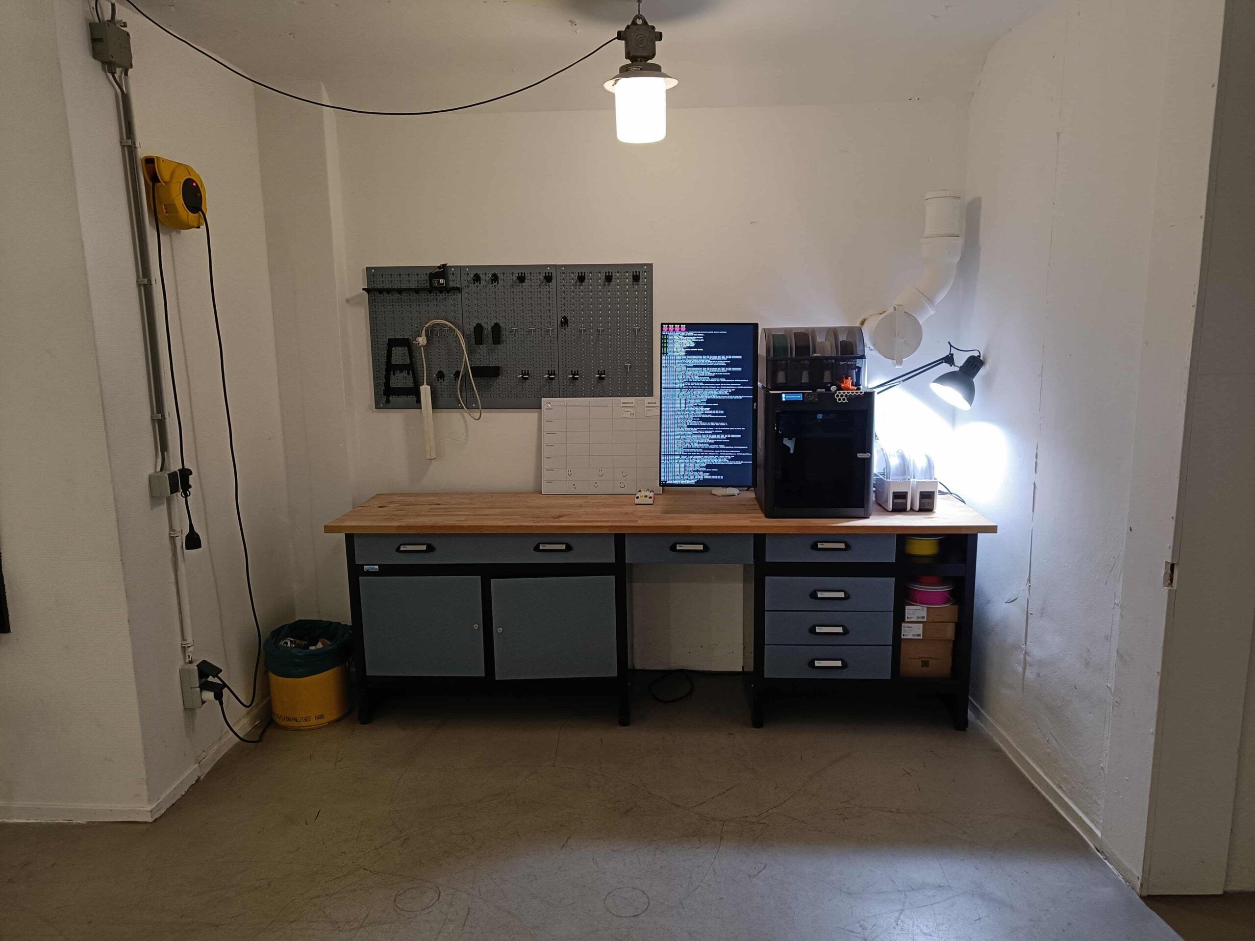 De werkbank van Teal3D met een Bambu Lab-printer, spoelen filament en een gereedschapsbord